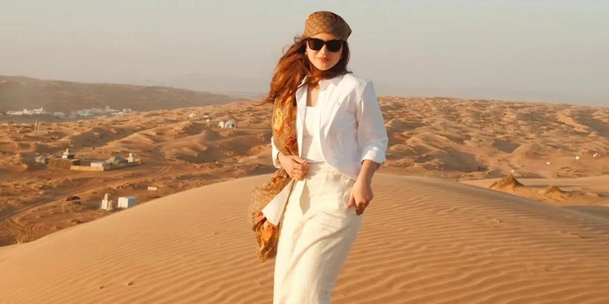 Marsha Aruan Explores the Desert, Appearing Elegant and Full of Charm
