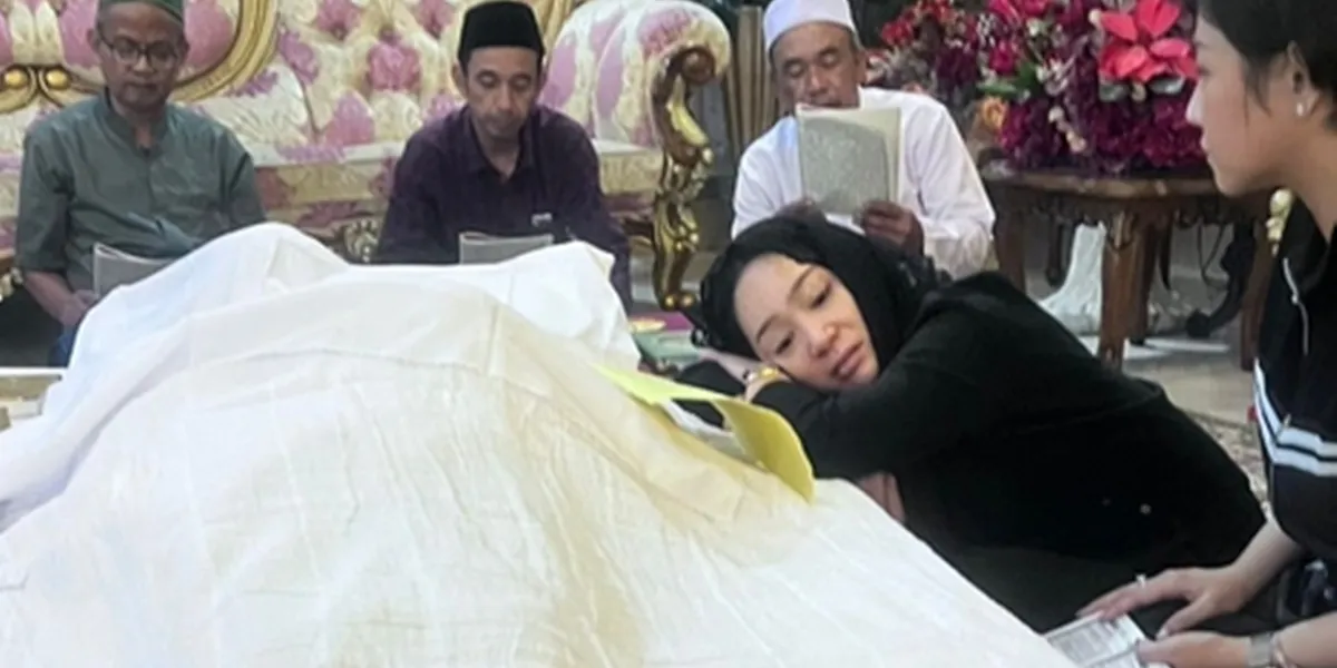 Mata Sembab Bunga Zainal di Rumah Duka Usai Ayahanda Meninggal Dunia