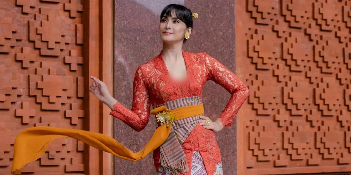 Maudy Koesnaedi Becomes a Speaker at ISI Bali Graduation