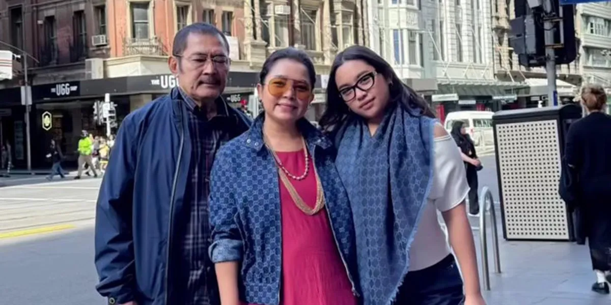 Mayangsari in Melbourne Meets Child, Takes Bambang Trihatmodjo for a Market Visit