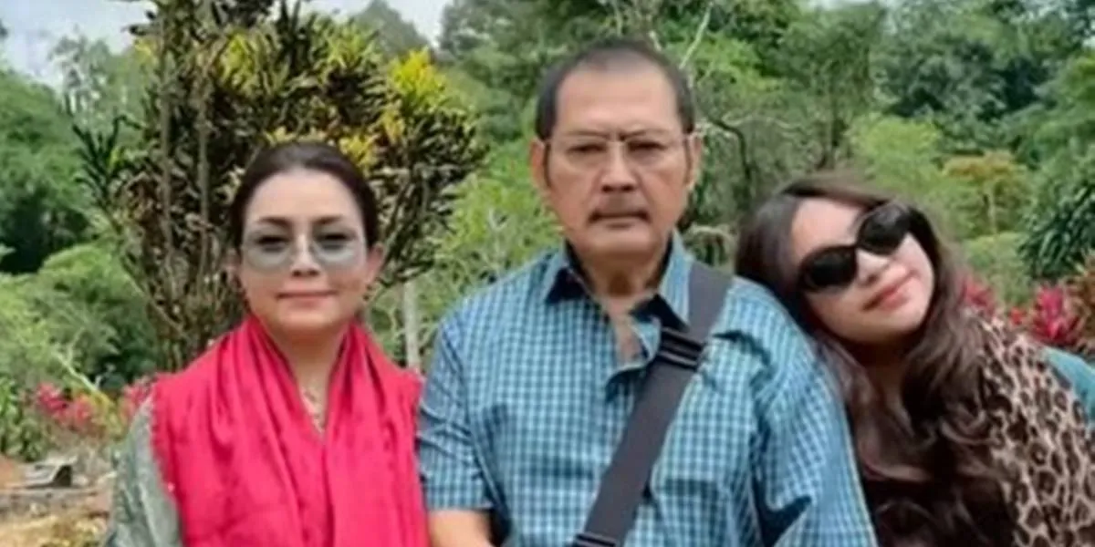 Mayangsari Visits the Grave of Pak Harto with Bambang Tri and Khirani
