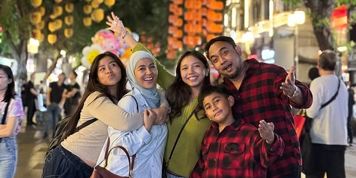 Meisya Siregar and Bebi Romeo Vacation in China with Their Children, Happy to See Pandas