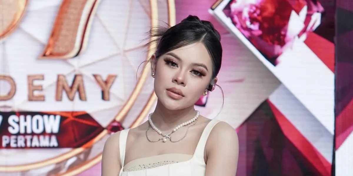 Melly Lee Chooses to Do Her Own Makeup Because 'I Don't Want to Burden' the MUA