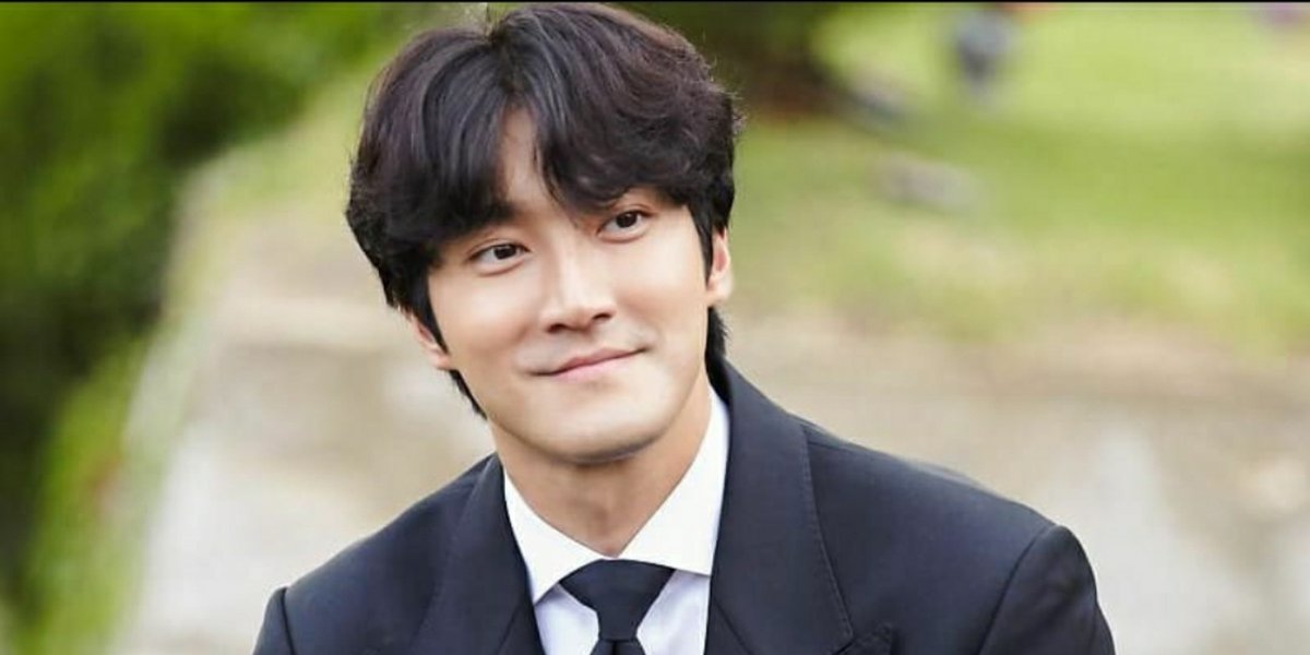 Approaching the Final Episode of the Drama, SM Town Shares Behind-the-Scenes Photos of Choi Siwon in 'WORK LATER, DRINK NOW': From Bearded to Smooth!