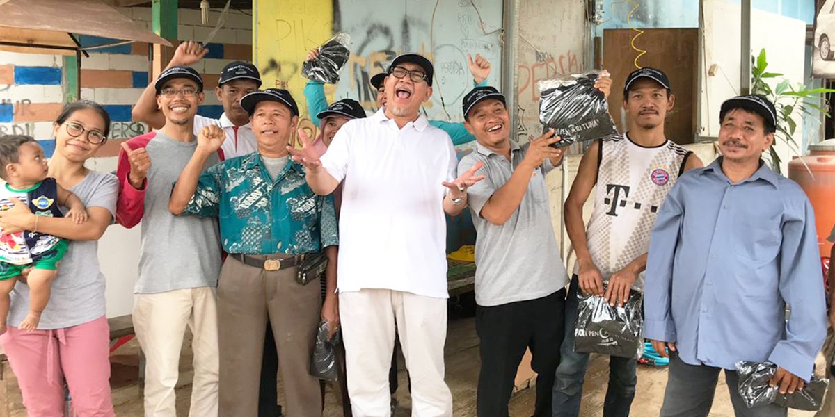 Cheerful! Deddy Mizwar Distributes Shirts and Hats to Bekasi Residents