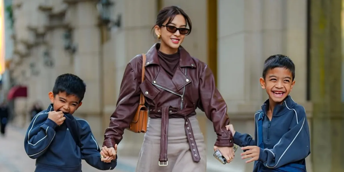 The Moment of Alisia Rininta Holding Her Two Children's Hands Tightly, Full of Laughter