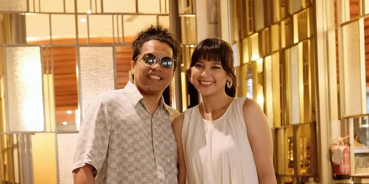 The Moment Arie Kriting Received a Birthday Gift from Indah Permatasari, So Romantic