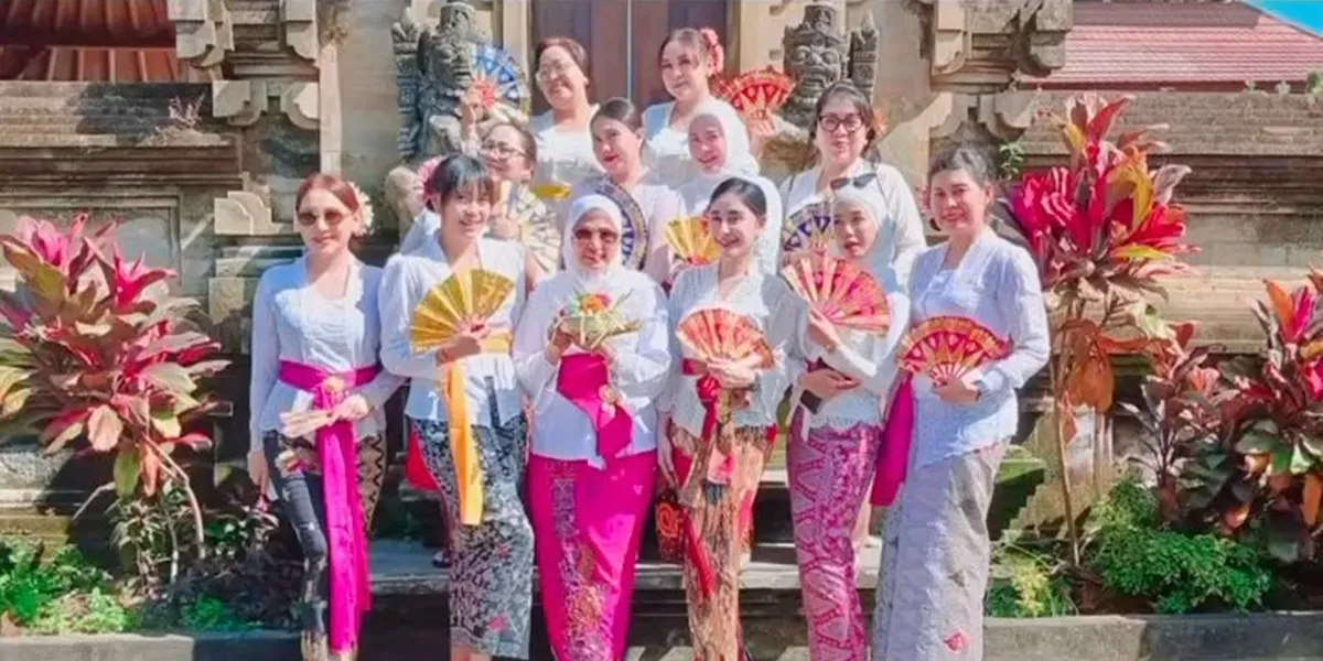 Warm Moments of Uut Permatasari and the Bhayangkari Mothers, Elegantly Dressed in Traditional Balinese Attire