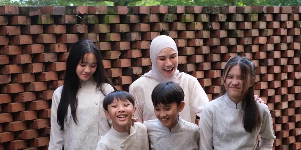 The Moment of Eid al-Adha for Zaskia Adya Mecca with Her Children, Long-Distance Relationship with Hanung Bramantyo