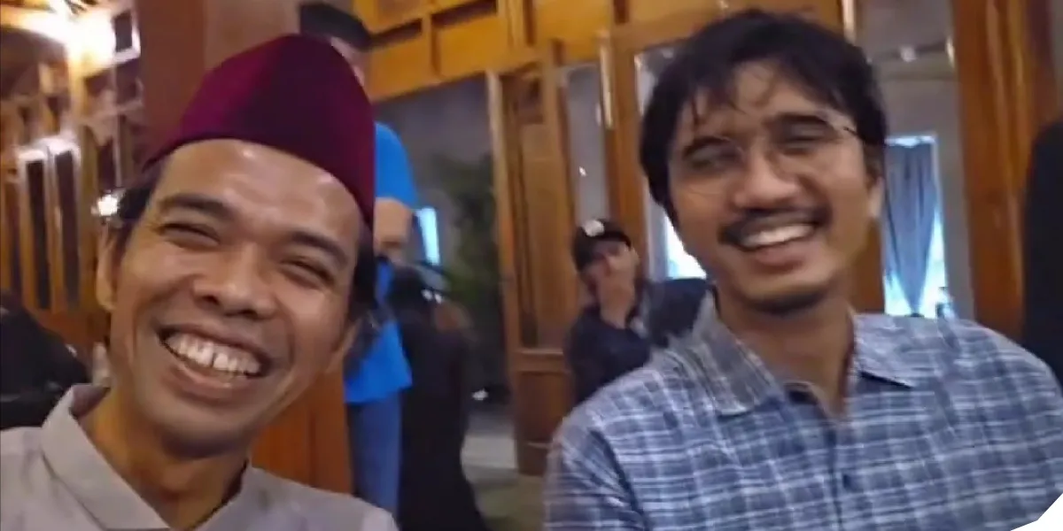 Funny Moment of Ustaz Abdul Somad Beaming Meeting Duta Sheila on 7, Turns Out He Has Been a Fan for a Long Time