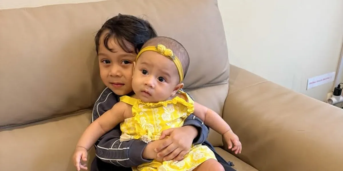 The Moment Levian, Lesti Kejora and Rizky Billar's First Child, Teaches His Younger Sibling to Say Papa, Adorable When He Succeeds
