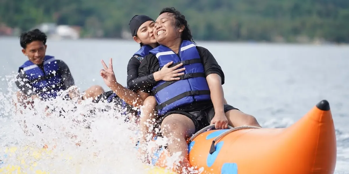 Sweet Moment of Marshel Widianto and Cesen Riding a Banana Boat, Receiving a Kiss on the Cheek