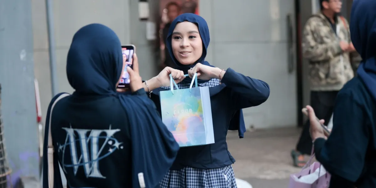 Mila DA7 Moments Receiving Gifts from Fans, Very Friendly