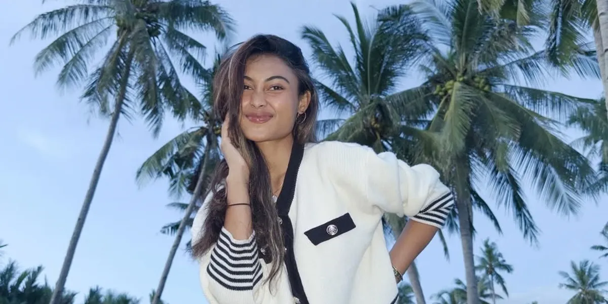 Novia Bachmid's Moment Returning to Her Hometown Climbing Coconut Trees, While Singing
