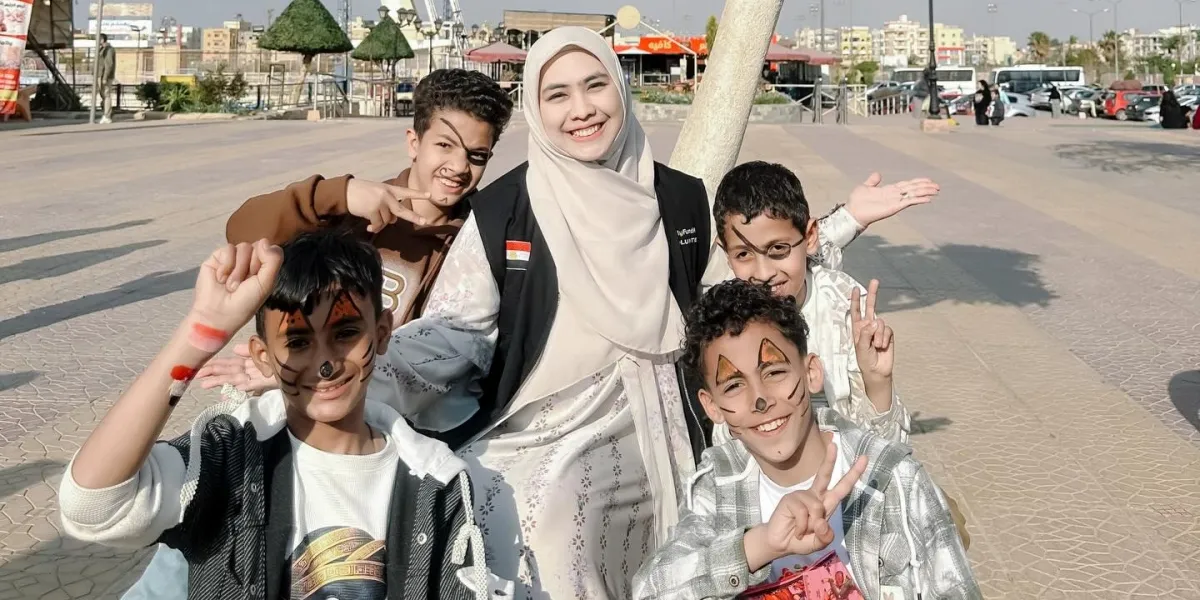 Oki Setiana Dewi's Moment of Sharing Charity for Orphans in Egypt