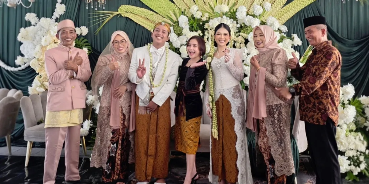 Moment Prilly Latuconsina Attends a Wedding of a Fan