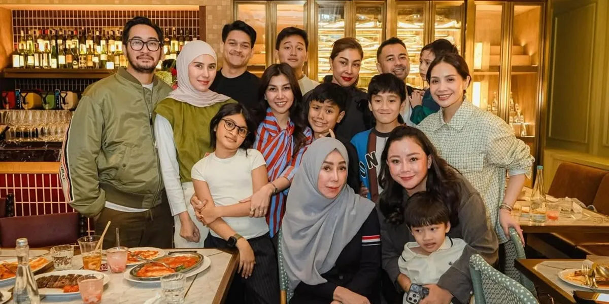 Moments of Raffi Ahmad Breaking the Fast with Mama Amy Qanita and His Siblings, The Whole Family Gathered