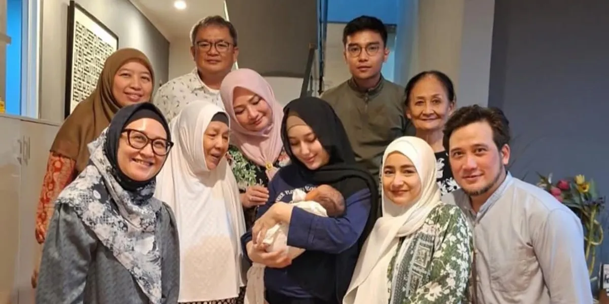 The Moment of Tengku Firmansyah's Aqiqah for His First Grandchild, Praying for Baby J