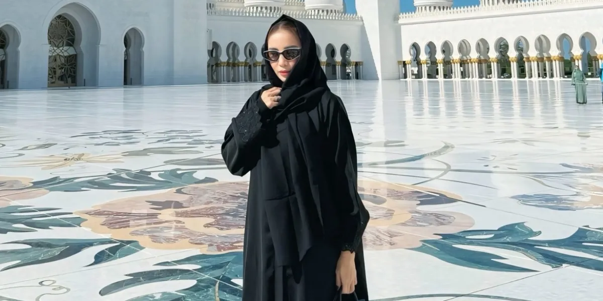 Momo Former Geisha Photos at Sheikh Zayed Mosque Abu Dhabi, Netizens: Bu Hajah Vibes