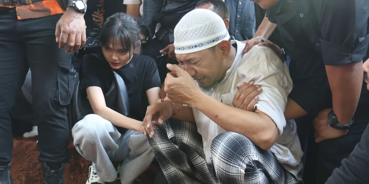 Mpok Alpa Buried, Husband Experienced Severe Drop Before Guided to Shahada