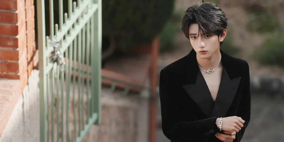 Mu Zhicheng Shares Latest Photoshoot in France