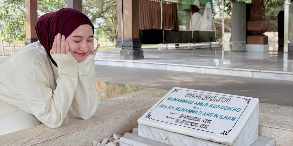 Nadzira Shafa Visits the Grave of Ameer Azzikra Ahead of Ramadan 2026