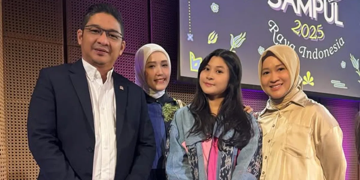 Nasha, Pasha & Okie Agustina's Child, Becomes a Cover Girl Finalist, Three Parents Provide Warm Support