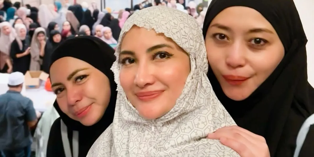 Natalie Sarah Night Worship at the Mosque with Friends, Eager to Seek Ramadan Blessings