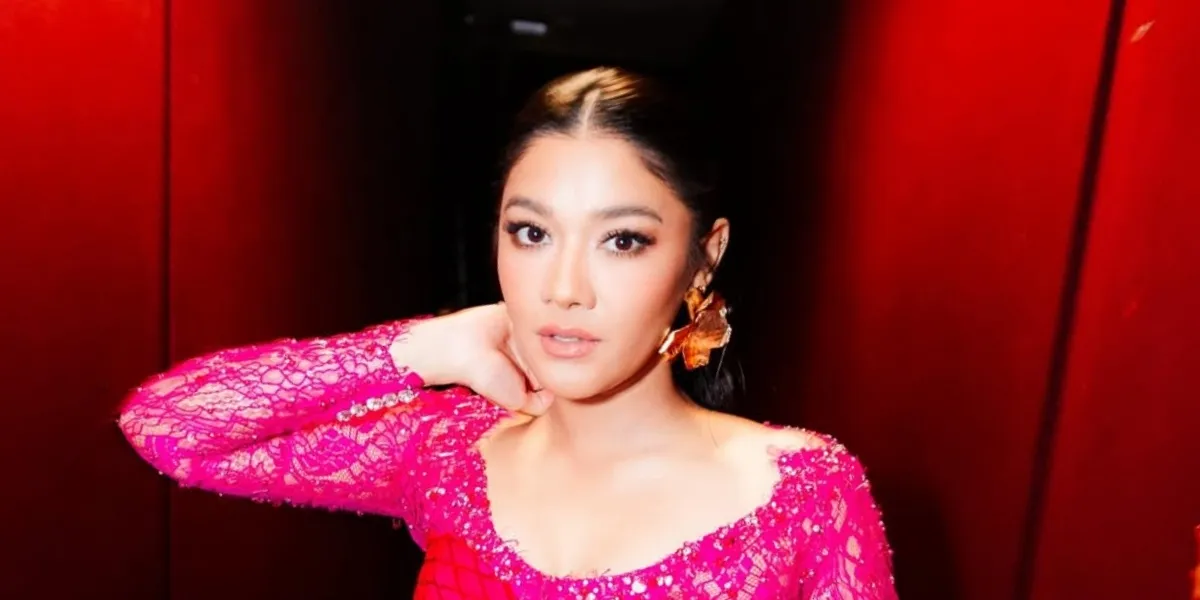 Naysila Mirdad Exists for Decades, Reveals How to Overcome Boredom in Stripping Shoot