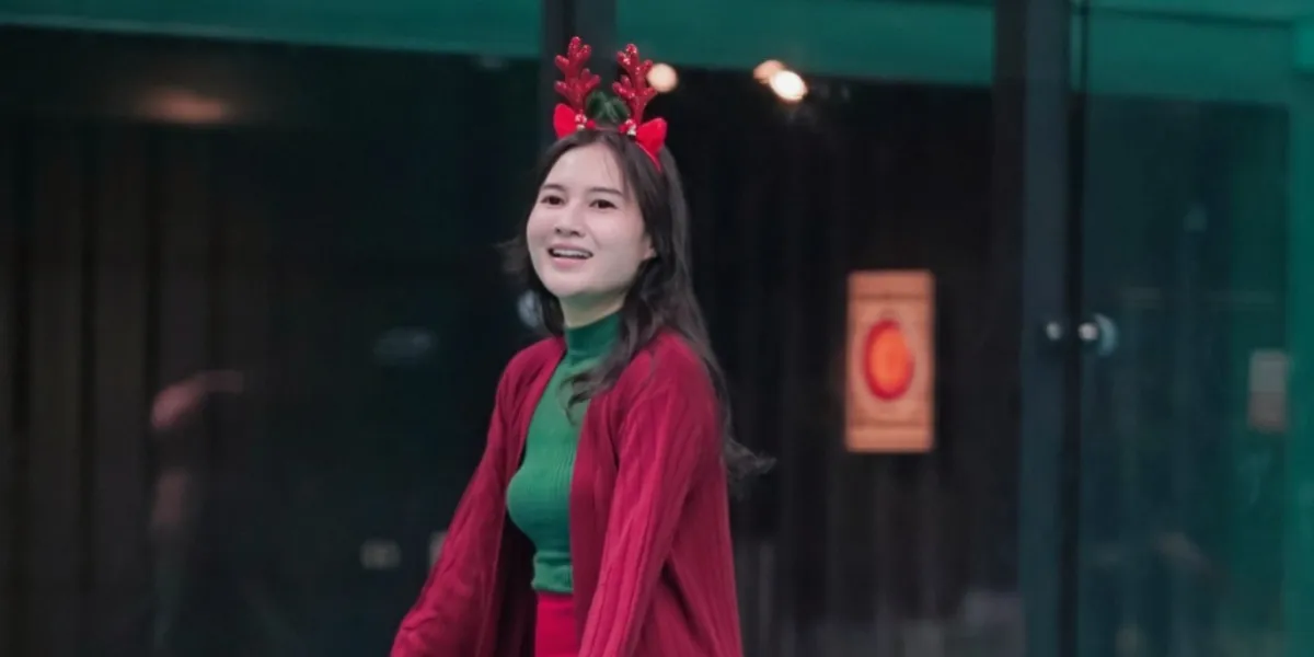 Nella Kharisma Plays Padel in Christmas-themed Costume