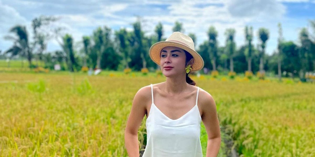 Not Afraid of Sunburned Skin, Here are 8 Exciting Vacation Photos of Selvi Kitty in Lombok Showing off Body Goals and a Makeup-Free Face