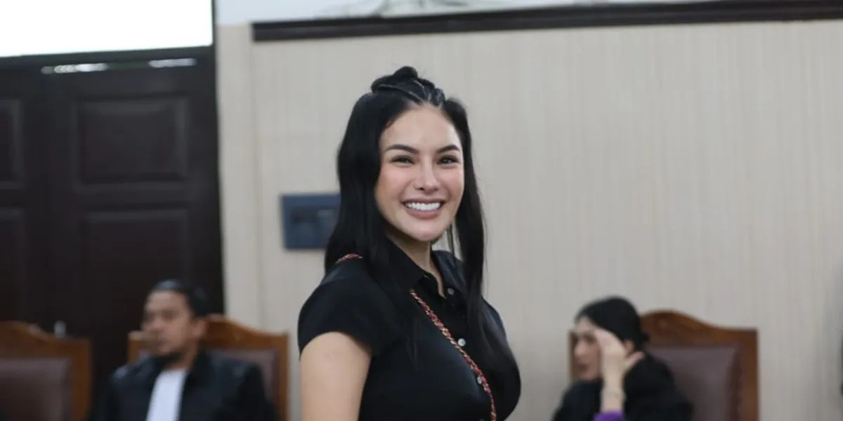 Portrait of Nikita Mirzani Present at the Verdict Hearing in a Black Dress, Remains Calm Despite Looking Sleepy