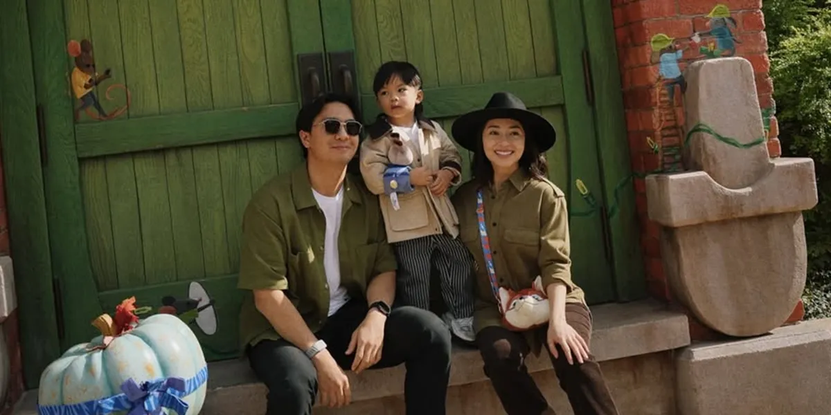 Nikita Willy Vacation at Shanghai Disneyland Park, Enjoying Ice Cream - Riding Attractions