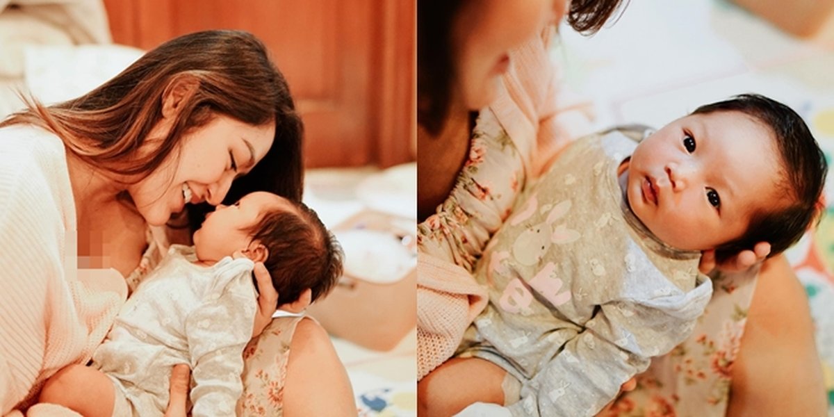 Enjoy Being a Mother, Here are 7 Portraits of Siti Badriah Taking Care of Baby Xarena - Adorably Kissing the Little One Right After Bathing