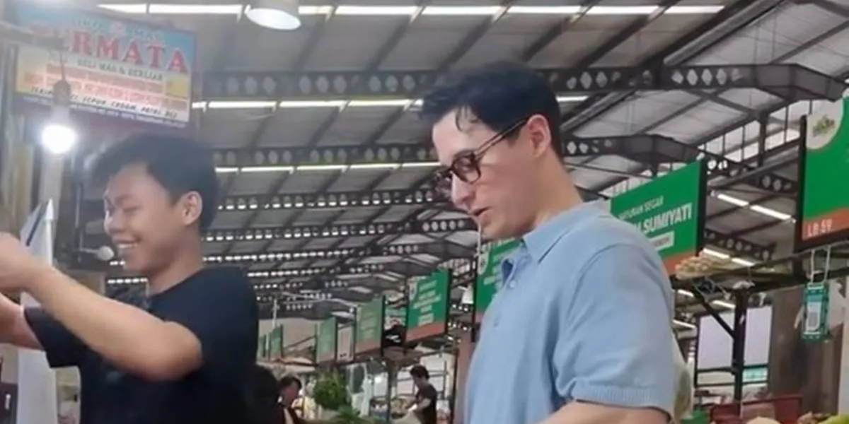 Nino Fernandez Shopping for Fruits and Spices at the Market, No Bargaining Needed