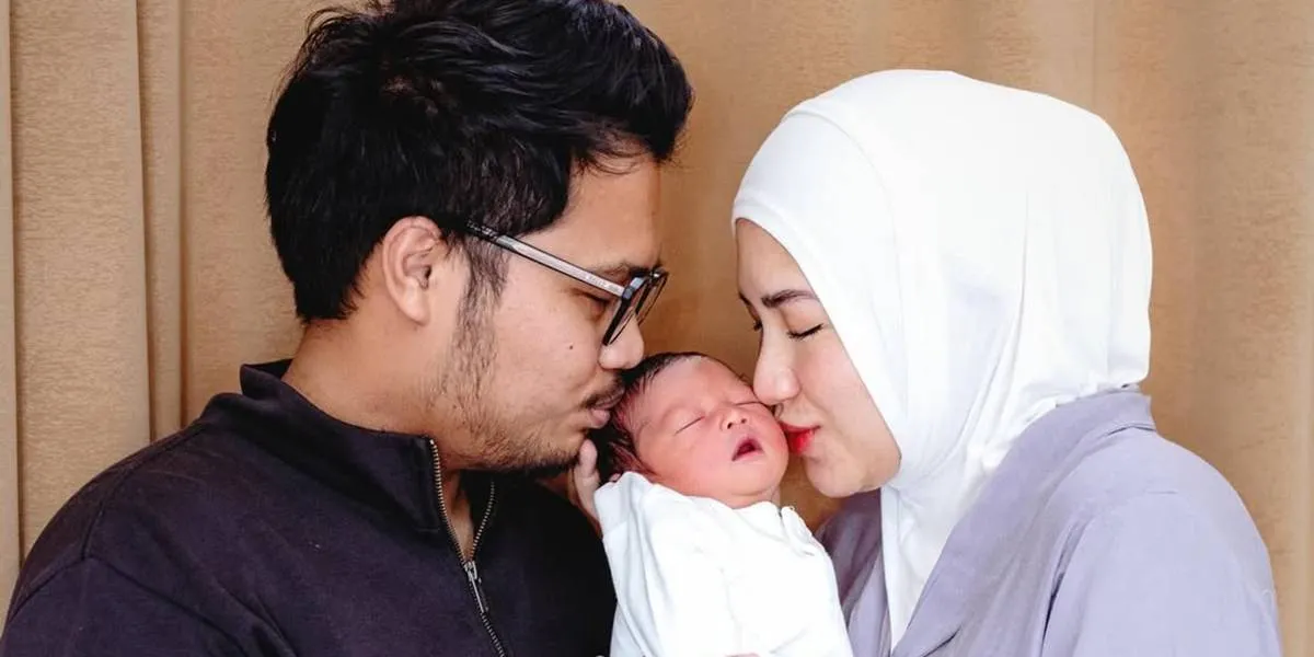Ochi Rosdiana Wears a Hijab in Photos with Her Husband and Newborn Baby