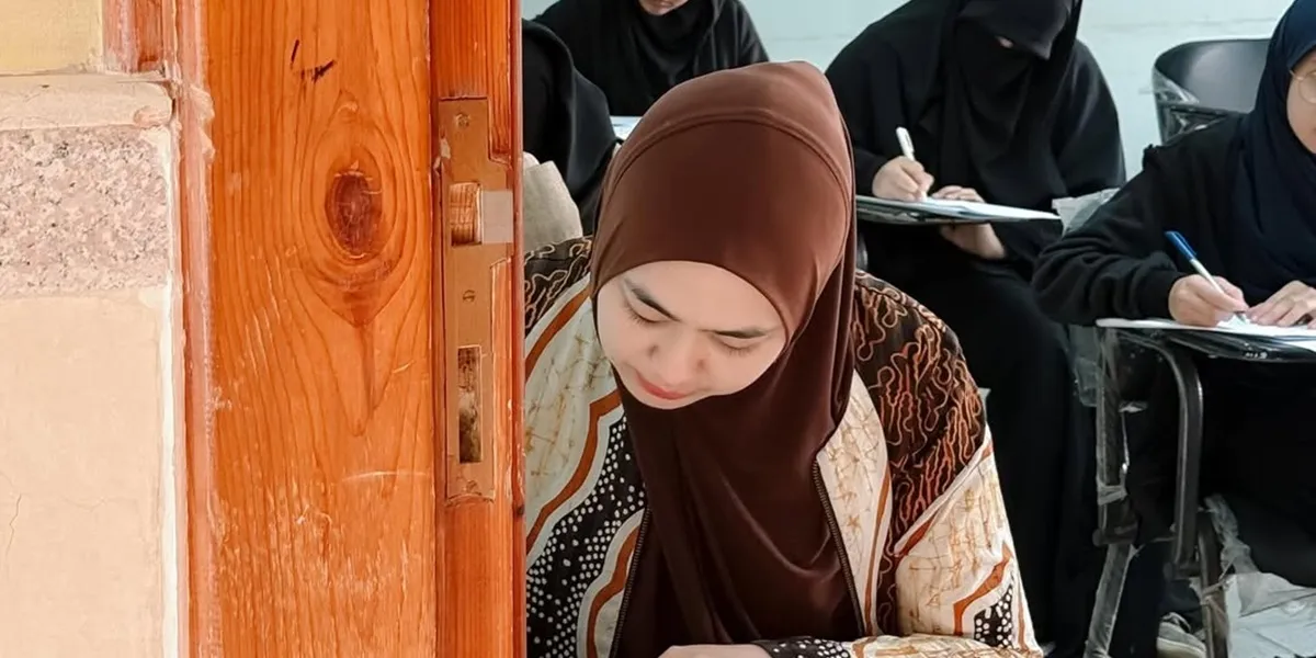 Oki Setiana Dewi Enters Her Second Year of Study at Al Azhar University, Egypt, Ready for a Da'wah Safari