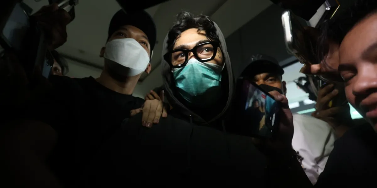 Onadio Leonardo Bowed Down at the Metro Jakarta Police, Leaving a Loving Message for His Wife