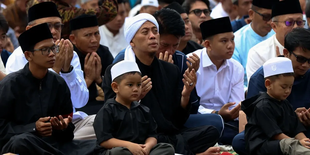 Opick Prays Eid al-Fitr with His Child, A Warm Moment Full of Meaning