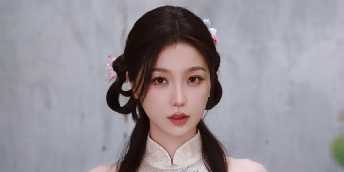 Esther Yu's Photoshoot on the Streets of Jakarta, Front Pose at a Minimarket and Bajaj