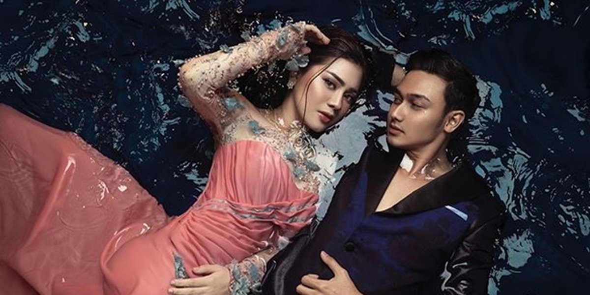 Latest Prewedding Photoshoot of Hito Caesar and Felicya Angelista, Hot in the Water
