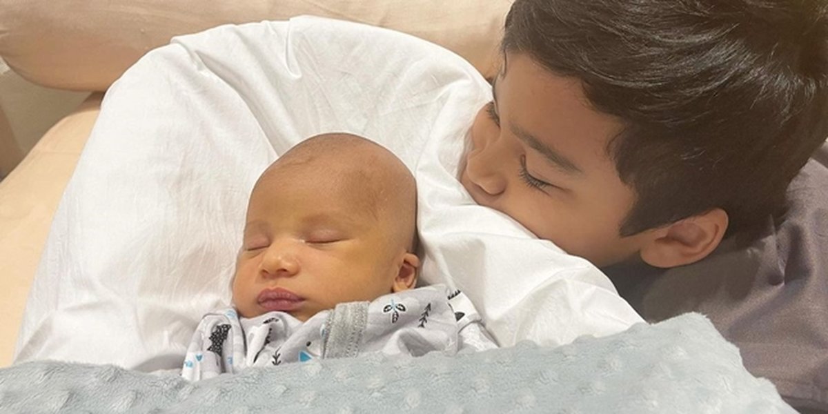 New Appearance of Baby Ukkasya After Being Bald, Resembling Shireen Sungkar's Child