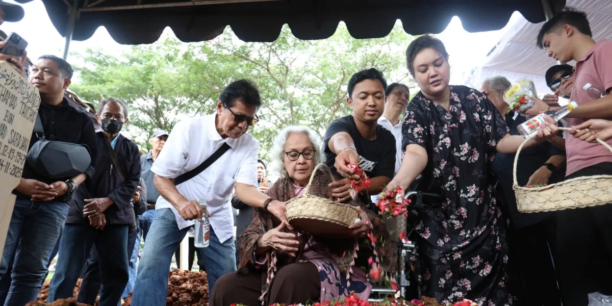 Full of Emotion at the Funeral of Totok Sardjan, Once Mekel Reveals the Final Condition of Her Father-in-Law