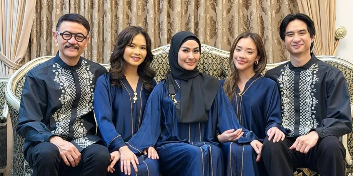 The Celebration of Eid with Iis Dahlia's Family, Baila Joins in Matching Outfits