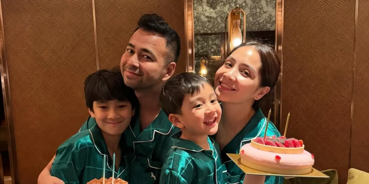 Raffi Ahmad and Nagita Slavina's Birthday Celebration, Wearing Matching Pajamas with Their Children