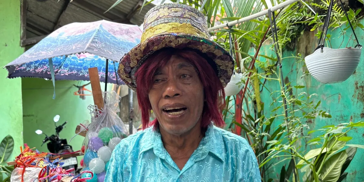 Pak Tarno's Struggle to Make a Living After a Stroke, Selling Toys Even with a Cane