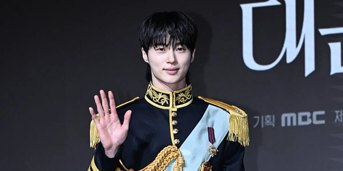 The Charm of Byeon Woo Seok and Zhang Linghe in Military Costumes, Fans of the Drama Enchanted by Their Visuals