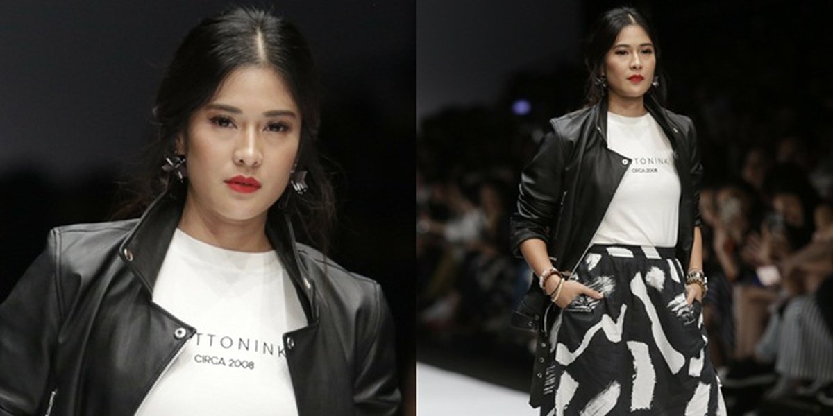 The Charm of Dian Sastro Walking on the Catwalk at Jakarta Fashion Week 2019