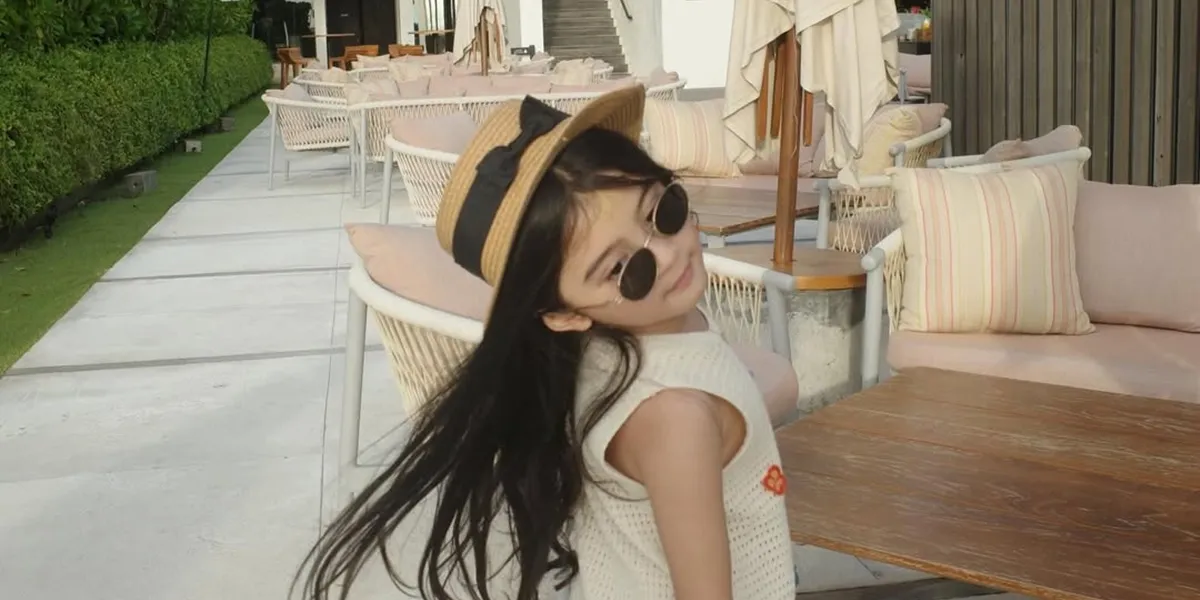 The Charm of Guzel, Ali Syakieb's Beautiful Long-Haired Daughter, a Pro at Posing Like a Little Model