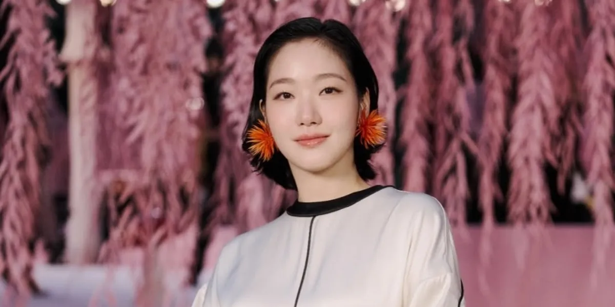 The Charm of Kim Go Eun on the Cover of ELLE Magazine, Discussing 'YUMI'S CELLS 3'